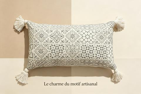 Coussin rectangulaire écru à motifs mosaïque gris anthracite