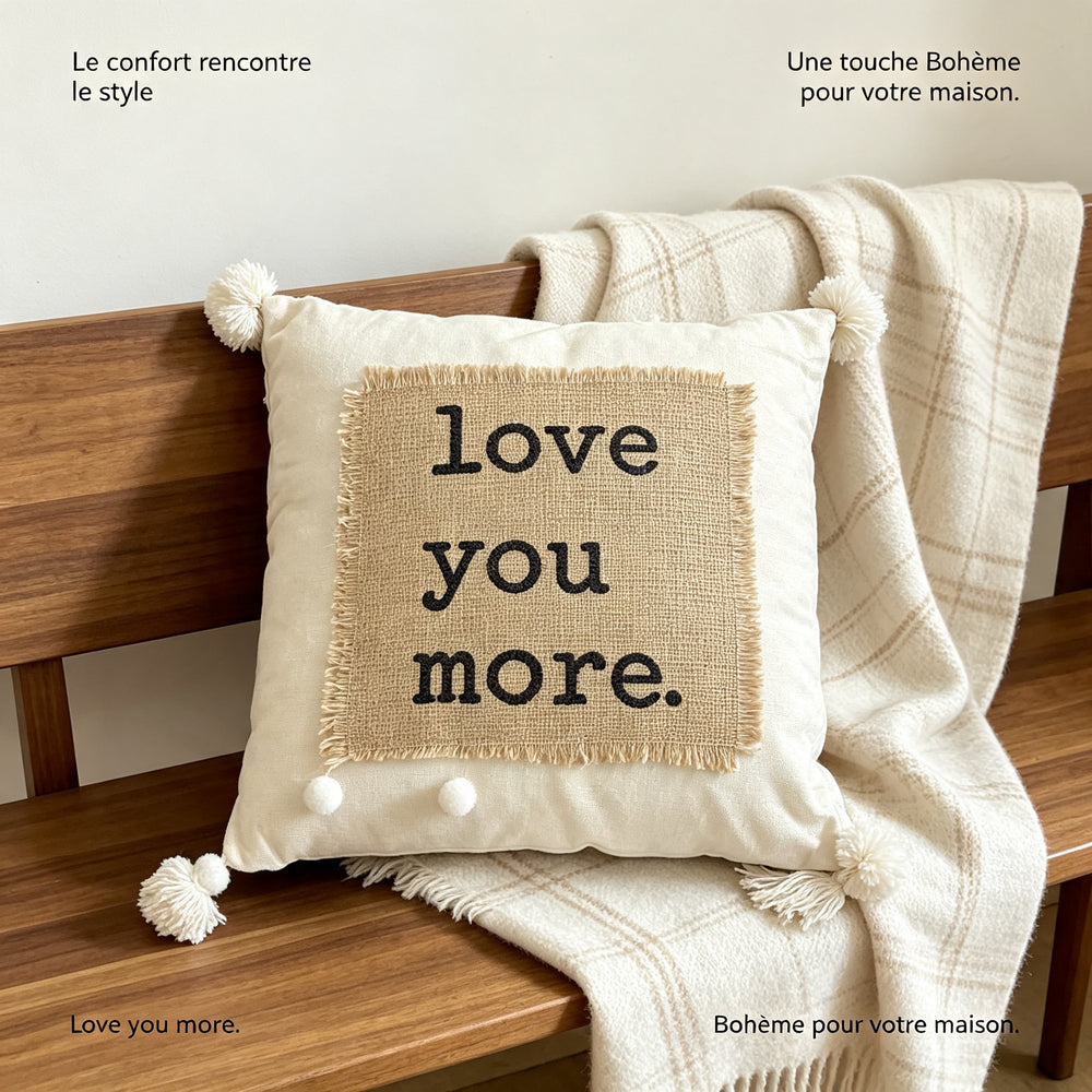 Coussin décoratif écru avec patch en jute et message “Love You More”