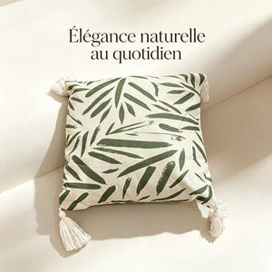 Coussin décoratif écru à motifs verts et pompons blancs