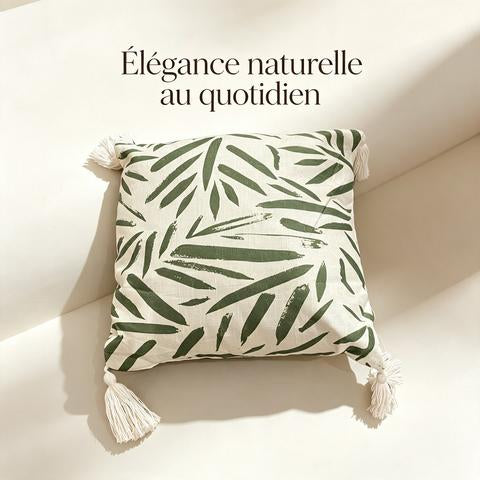 Coussin décoratif écru à motifs verts et pompons blancs