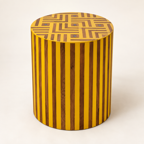 Table d'appoint cylindrique marquetée jaune et bois – Motif géométrique labyrinthe