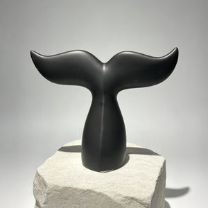 Sculpture « Cétacé » en céramique noire mate – Queue de baleine décorative