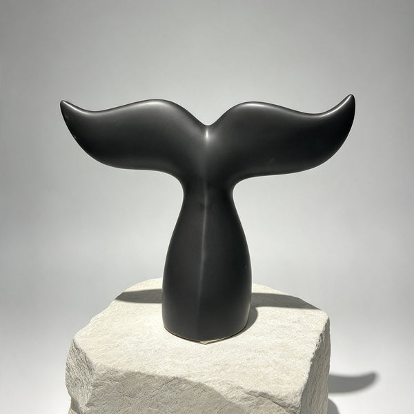 Sculpture « Cétacé » en céramique noire mate – Queue de baleine décorative