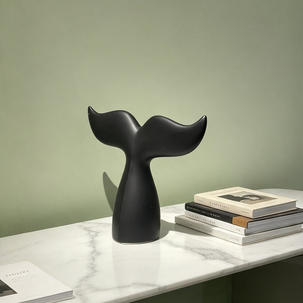 Sculpture « Cétacé » en céramique noire mate – Queue de baleine décorative