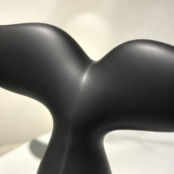 Sculpture « Cétacé » en céramique noire mate – Queue de baleine décorative