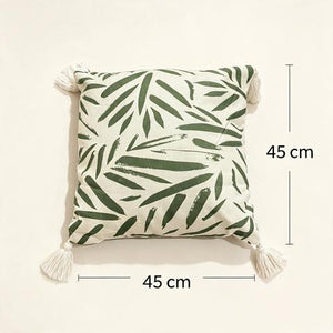 Coussin décoratif écru à motifs verts et pompons blancs