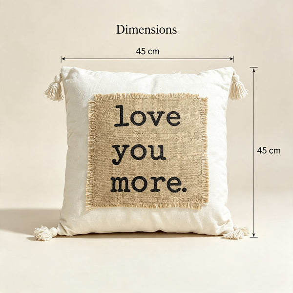 Coussin décoratif écru avec patch en jute et message “Love You More”