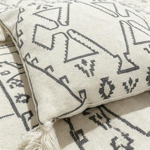 Coussin décoratif écru à motifs tribaux anthracite