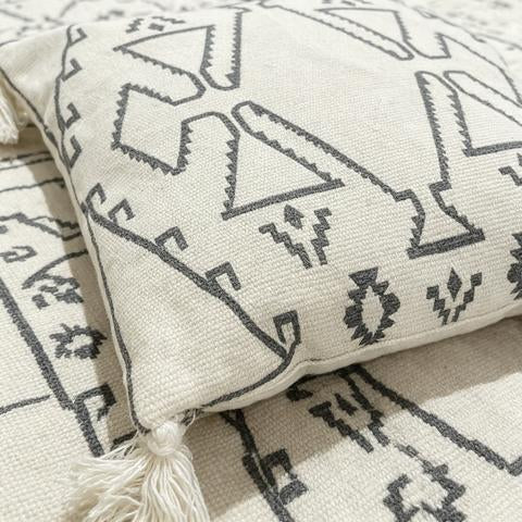 Coussin décoratif écru à motifs tribaux anthracite