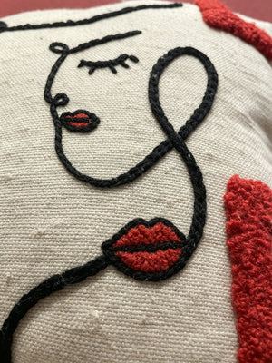 Coussin Brodé Visage et Lettrage "LOVE"