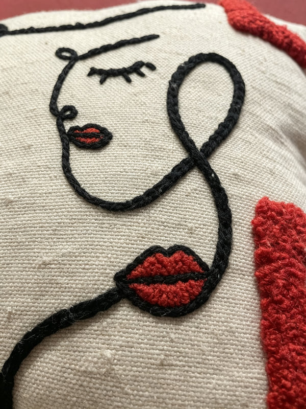 Coussin Brodé Visage et Lettrage "LOVE"