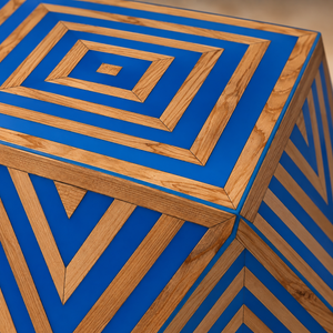 Table d'appoint géométrique marquetée bleu et bois – Motif op-art concentrique