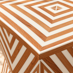 Table d'appoint pincée en marqueterie bois et ivoire – Motif chevrons concentriques