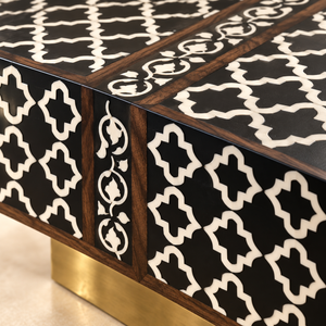 Table basse marquetée motif quatrefoil noir et ivoire – Socle laiton