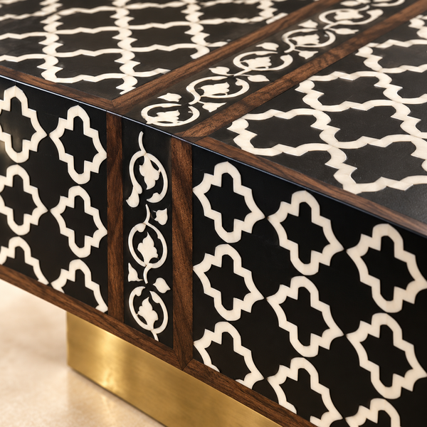 Table basse marquetée motif quatrefoil noir et ivoire – Socle laiton