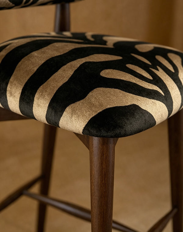 Chaise de bar motif zèbre en velours – Piètement bois massif style mid-century