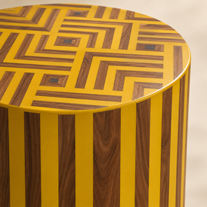 Table d'appoint cylindrique marquetée jaune et bois – Motif géométrique labyrinthe