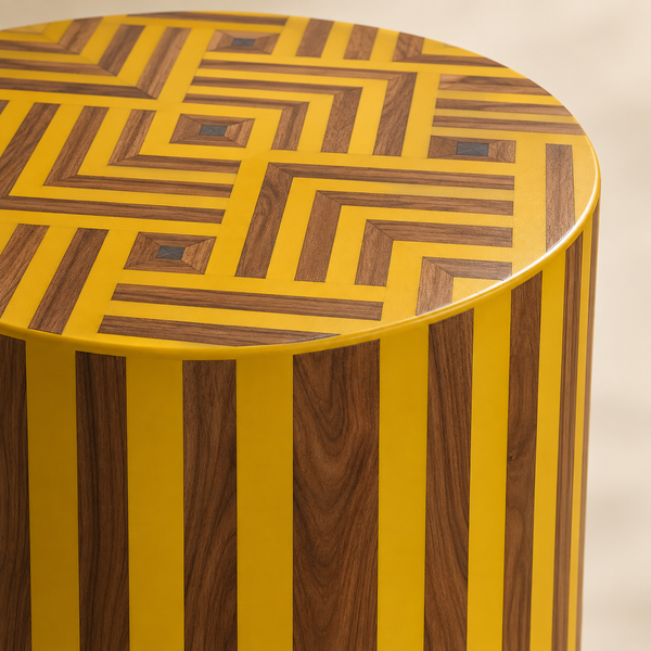 Table d'appoint cylindrique marquetée jaune et bois – Motif géométrique labyrinthe