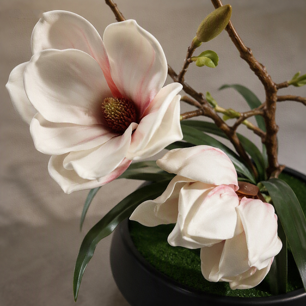 Arrangement de Magnolias Artificiels avec Pot Noir