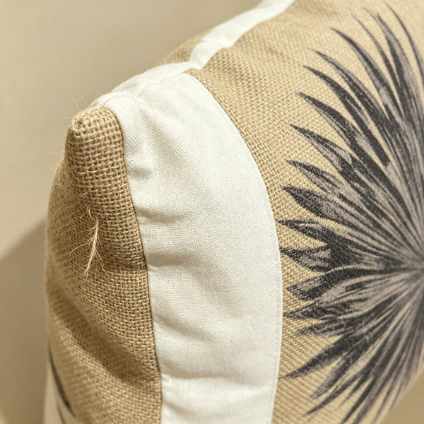 Coussin décoratif carré en jute avec motif palmier gris