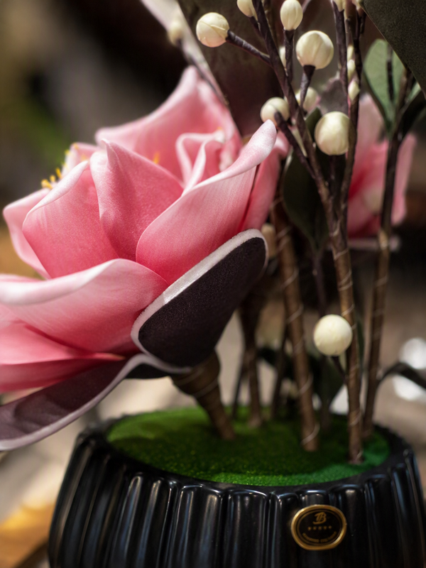 Arrangement floral artificiel rose en pot noir