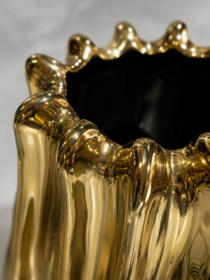 Vase sculptural doré à ouverture organique