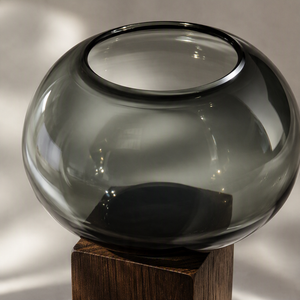 Élégance fumée — vase en verre et bois