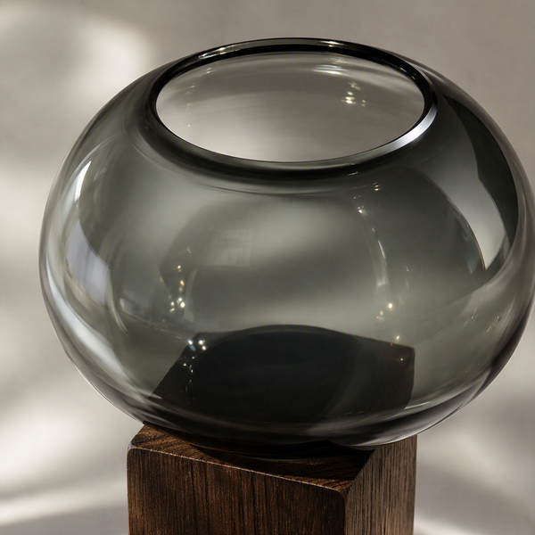 Élégance fumée — vase en verre et bois