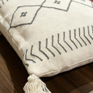 Coussin décoratif écru à motifs chevrons et losanges anthracite