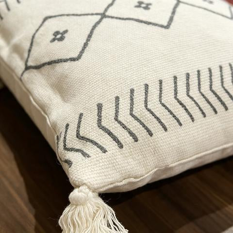 Coussin décoratif écru à motifs chevrons et losanges anthracite